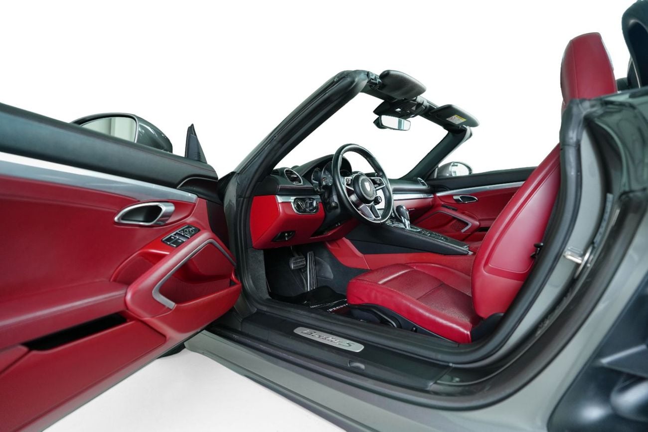 Porsche 718 Boxster S GCC-Low Mileage-Excellent Condition-High Specification Edition