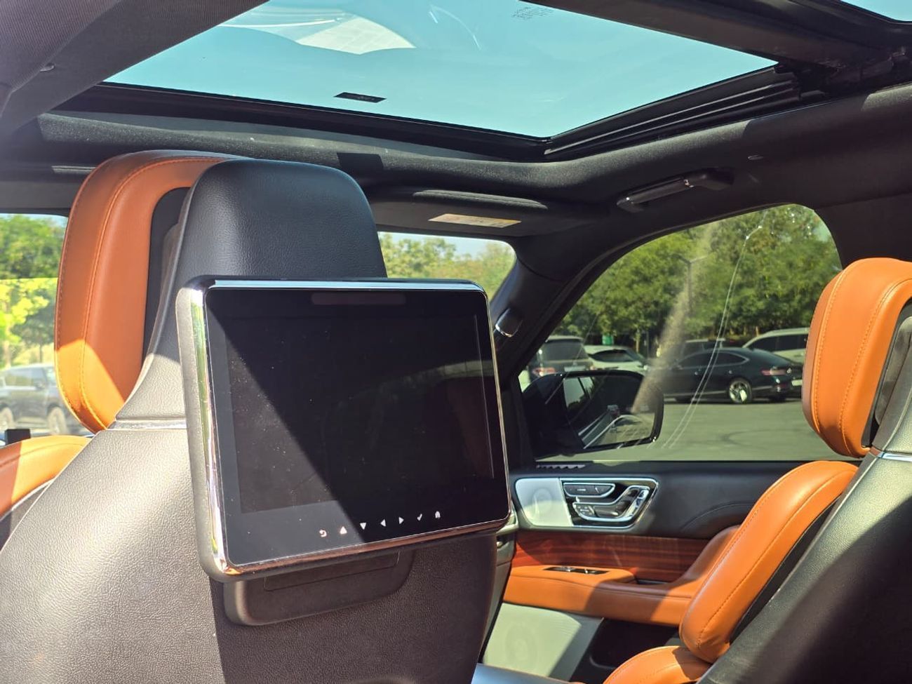 Lincoln Navigator RESERVE 3.5L LINCOLN NAVIGATOR 2018 GCC // FSH // ORGINAL PAINT // ACCIDENT FREE // PERFECT CONDITIO