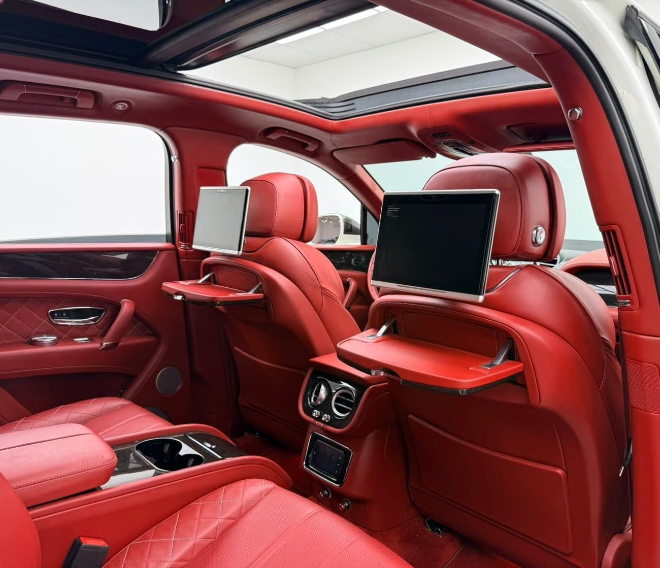 Bentley Bentayga FIRST EDITION 2017 Bentley Bentayga First Edition, Full Service History, Fully Loaded, Excellent Condition, GCC