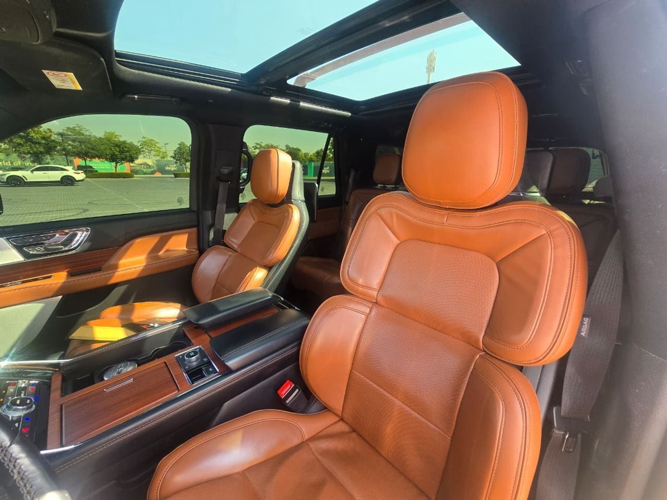 Lincoln Navigator RESERVE 3.5L LINCOLN NAVIGATOR 2018 GCC // FSH // ORGINAL PAINT // ACCIDENT FREE // PERFECT CONDITIO