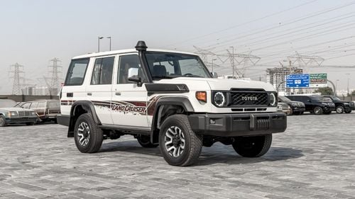 تويوتا لاند كروزر 70 LC76 LX 2.8L AT Diesel 2026 (White-Brown) Omani