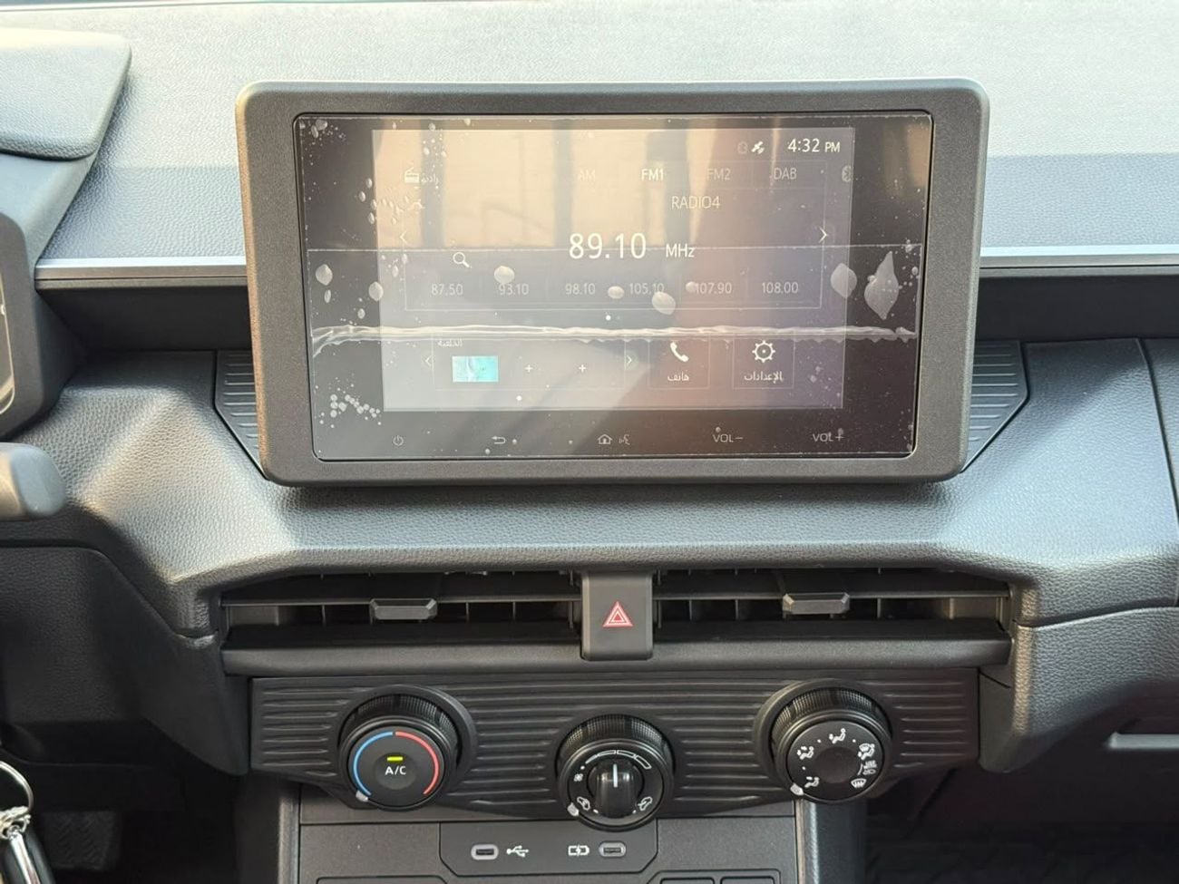 تويوتا هيلوكس تويوتا هايلكس بيك أب ذات كابينة مزدوجة || محرك بنزين 2.7 لتر، ناقل حركة أوتوماتيكي، دفع رباعي / أبيض