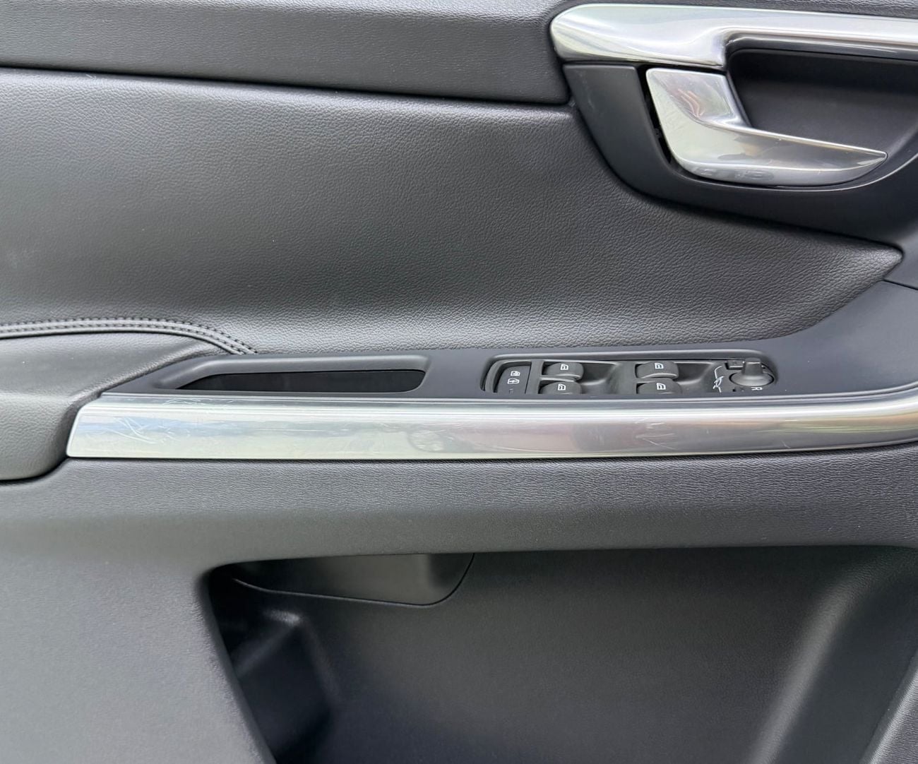فولفو XC 60 MOMENTUM