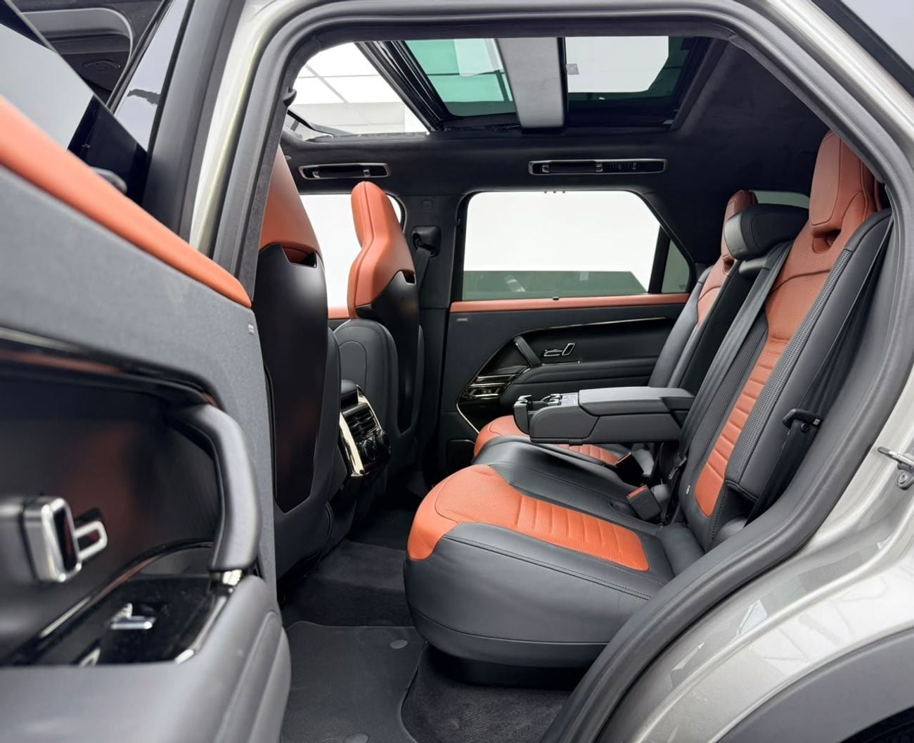 Land Rover Range Rover Sport SV EDITION ONE 2024 Range Rover Sport SV, 2029 RR Warranty, Full RR Service History, Low Km, Fully Loaded, GCC