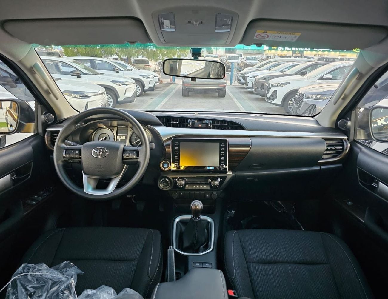 Toyota Hilux TOYOTA HILUX SR5 WIDE BODY || 2.7L PETROL V4 M/T 4WD | BLIND SPOT | WINDOW VISOR | REAR CAMERA | AUT
