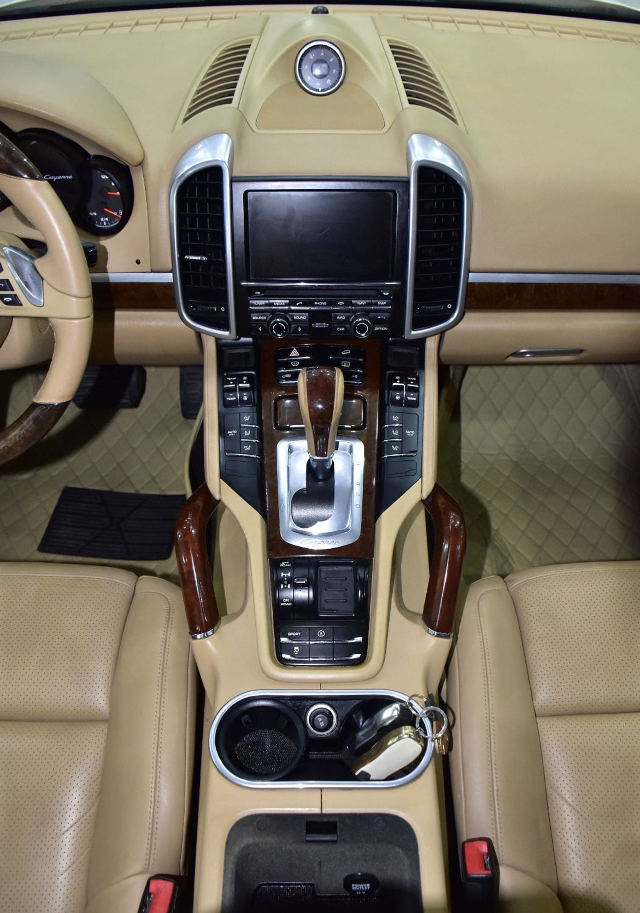 Porsche Cayenne STANDARD EXCELLENT DEAL for our Porsche Cayenne S ( 2014 Model ) in White Color GCC Specs