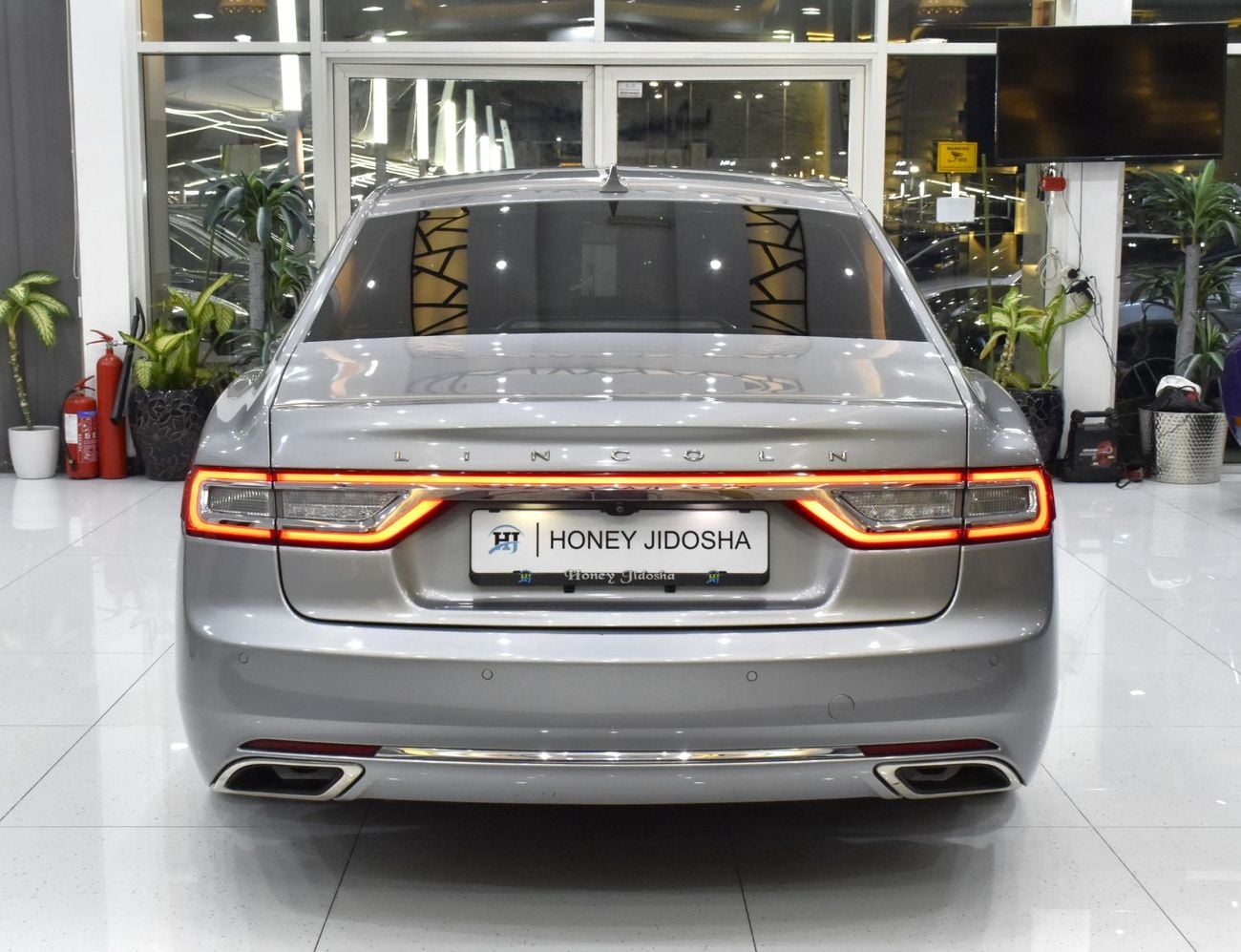 Lincoln Continental RESERVE EXCELLENT DEAL for our Lincoln Continental ( 2020 Model ) in Silver Color GCC Specs