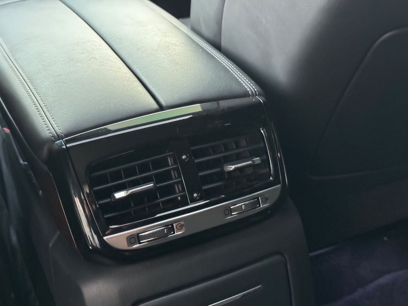 Genesis G90 ROYAL G90 ROYAL /LOW MILEAGE / 360 CAMERA/ REAR SCREENS/ FULL OPTIONS /