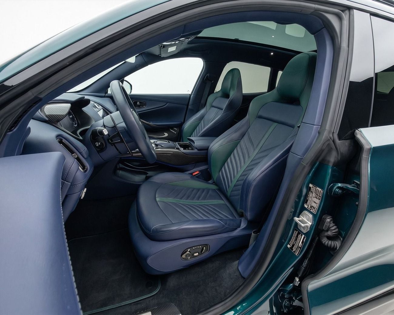 Aston Martin Dbx707 STANDARD l GCC Specs | AED 12,459 / Monthly