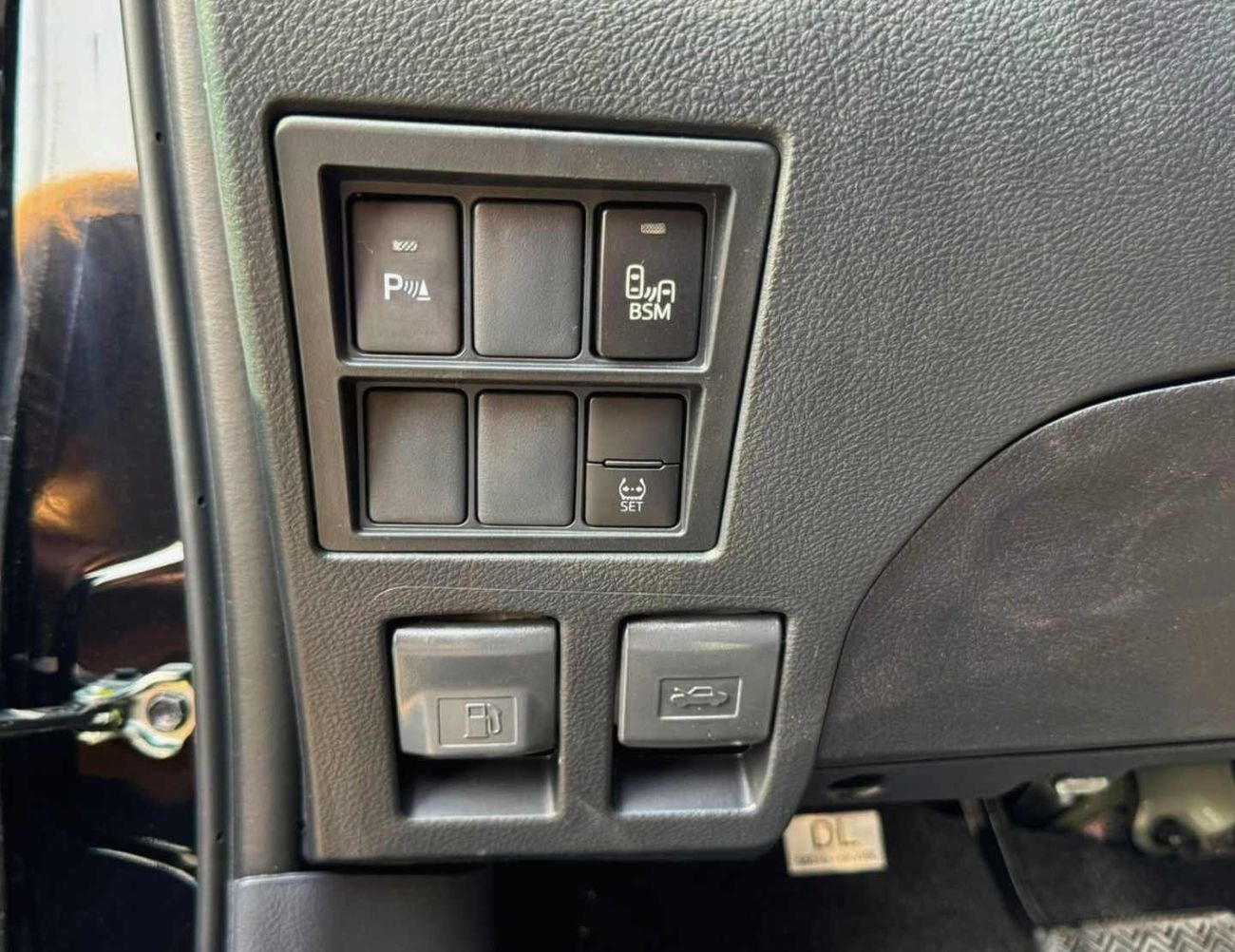 تويوتا هيلوكس sr5 diesel SR5 || 2.8L V4 DIESEL || FULL OPTION / BLIND SPOT / OVER FNDER (CODE # HDAH1)