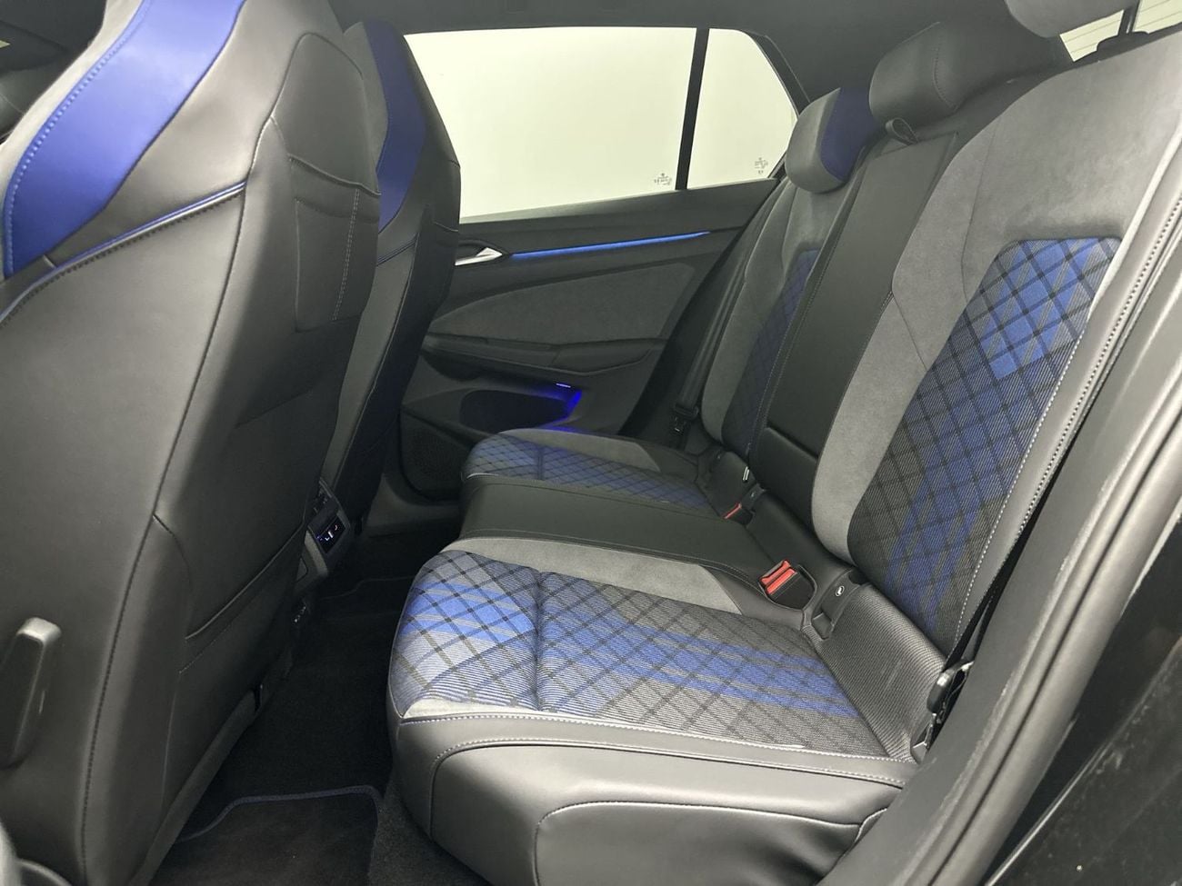 فولكس واجن جولف R 2.0L | Fabric Seats | 19" Estoril Alloys | Panoramic Roof