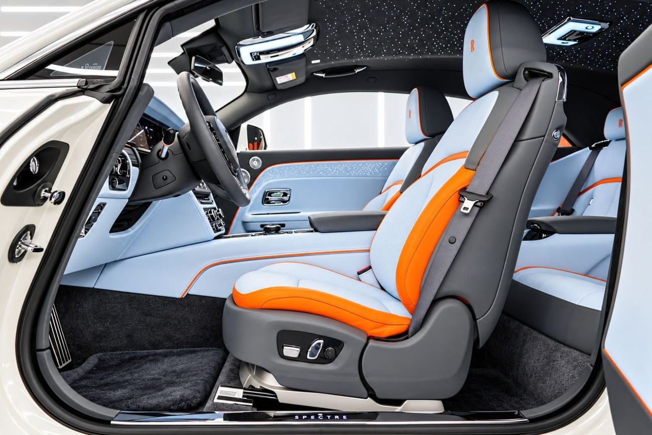 Rolls Royce Spectre STANDARD Silver Badge | GCC Specs | WARRANTY AND SERVICE | EXCELLENT CONDITION