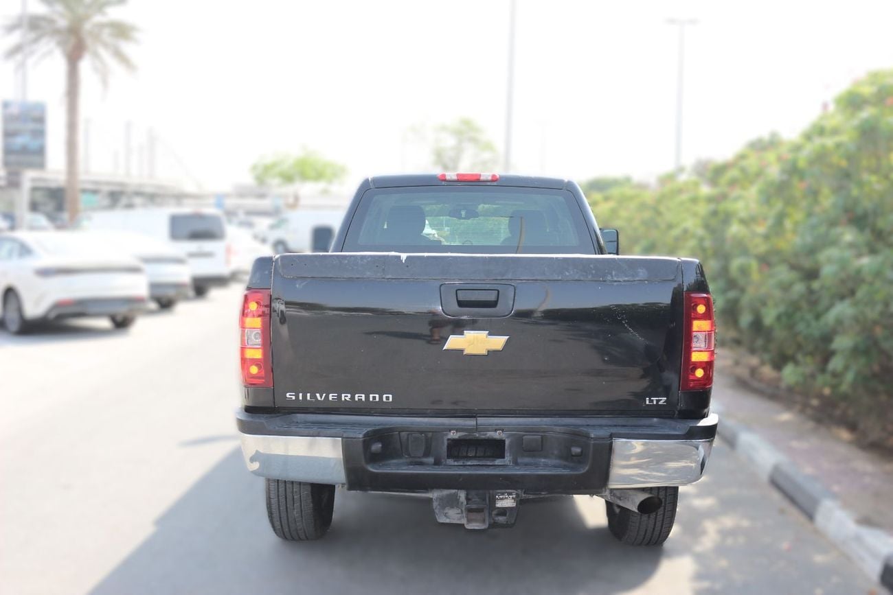 Chevrolet Silverado 3500 EXT/CAB Model 2013 Gulf space