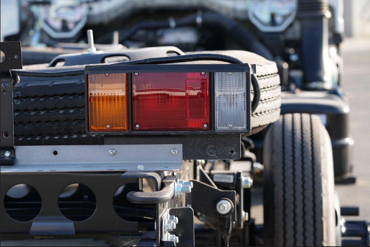 Isuzu NPR 85 4.6 L 6.5 T Chassis Cab