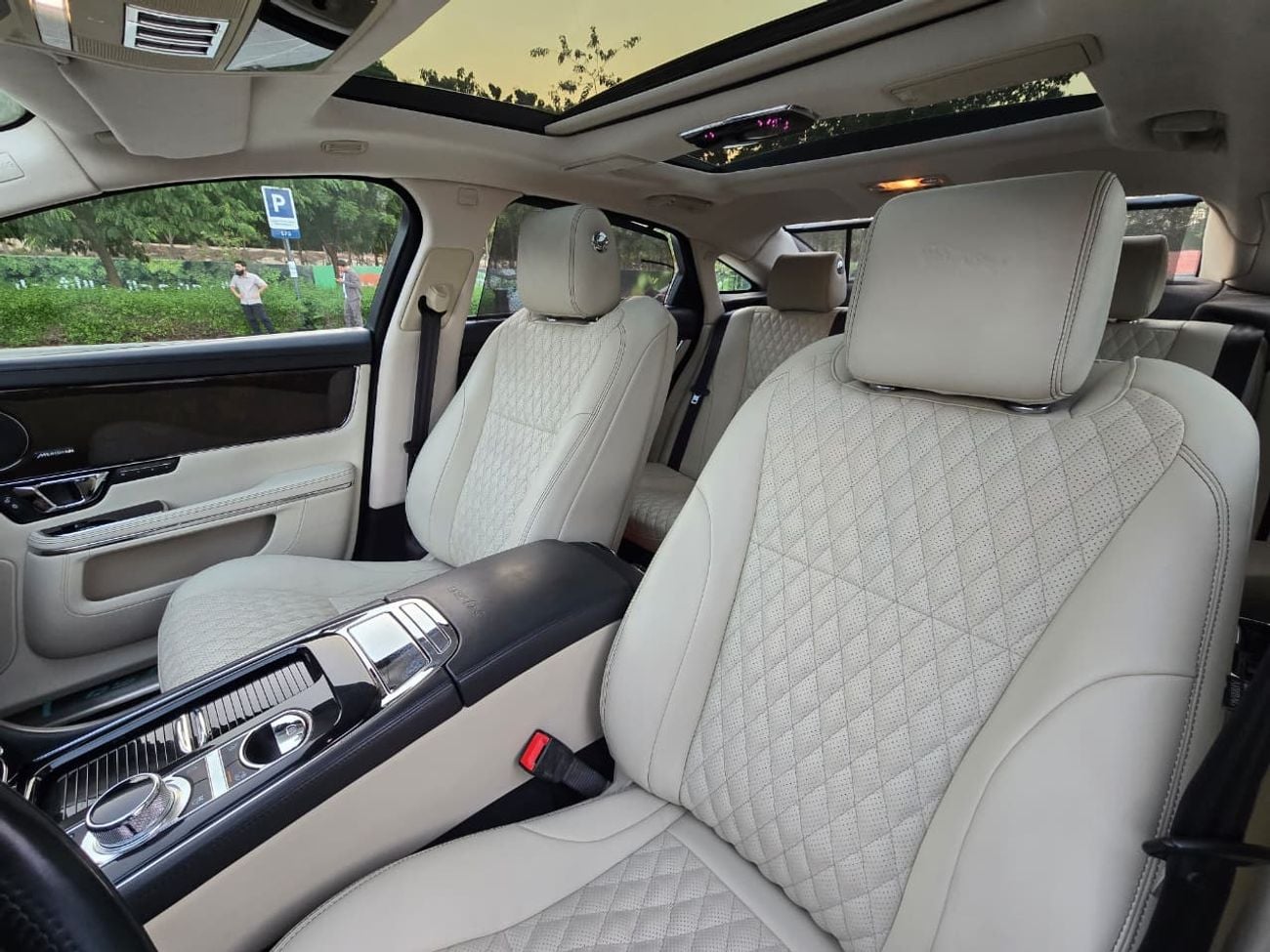 Jaguar XJ 50 - LWB Jaguar XJ 50 / 2019 V6 3.0L GCC Specs | Orginal paint | Accidrnt free | 2Keys | Perfect condition