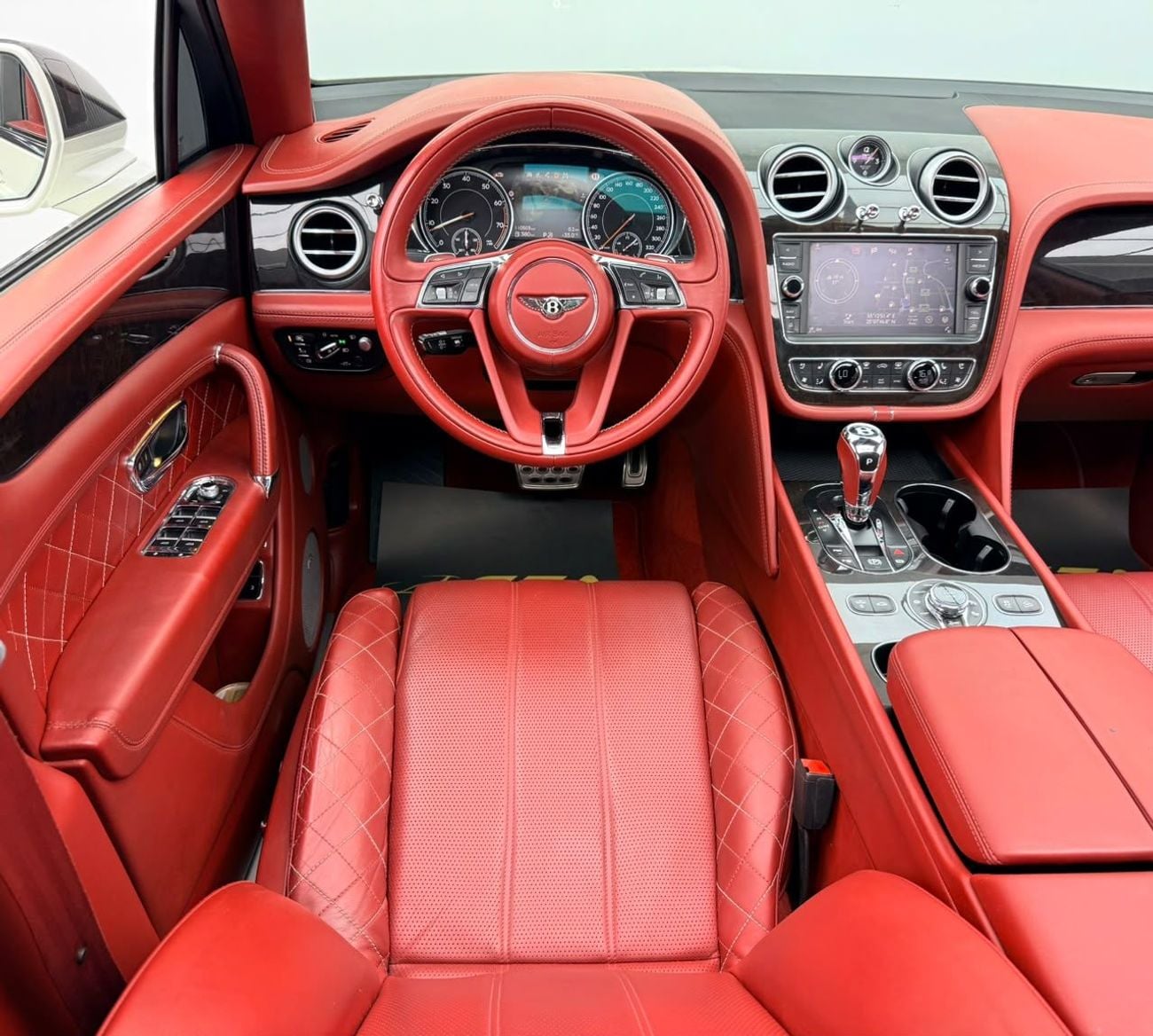 Bentley Bentayga FIRST EDITION 2017 Bentley Bentayga First Edition, Full Service History, Fully Loaded, Excellent Condition, GCC