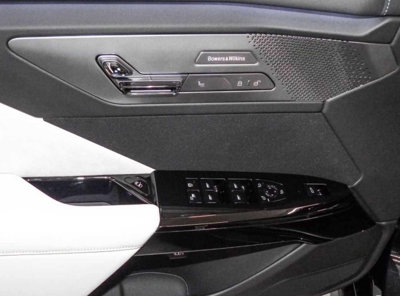 بي أم دبليو i7 XDRIVE60 MASTERCLASS M SPORT PACKAGE