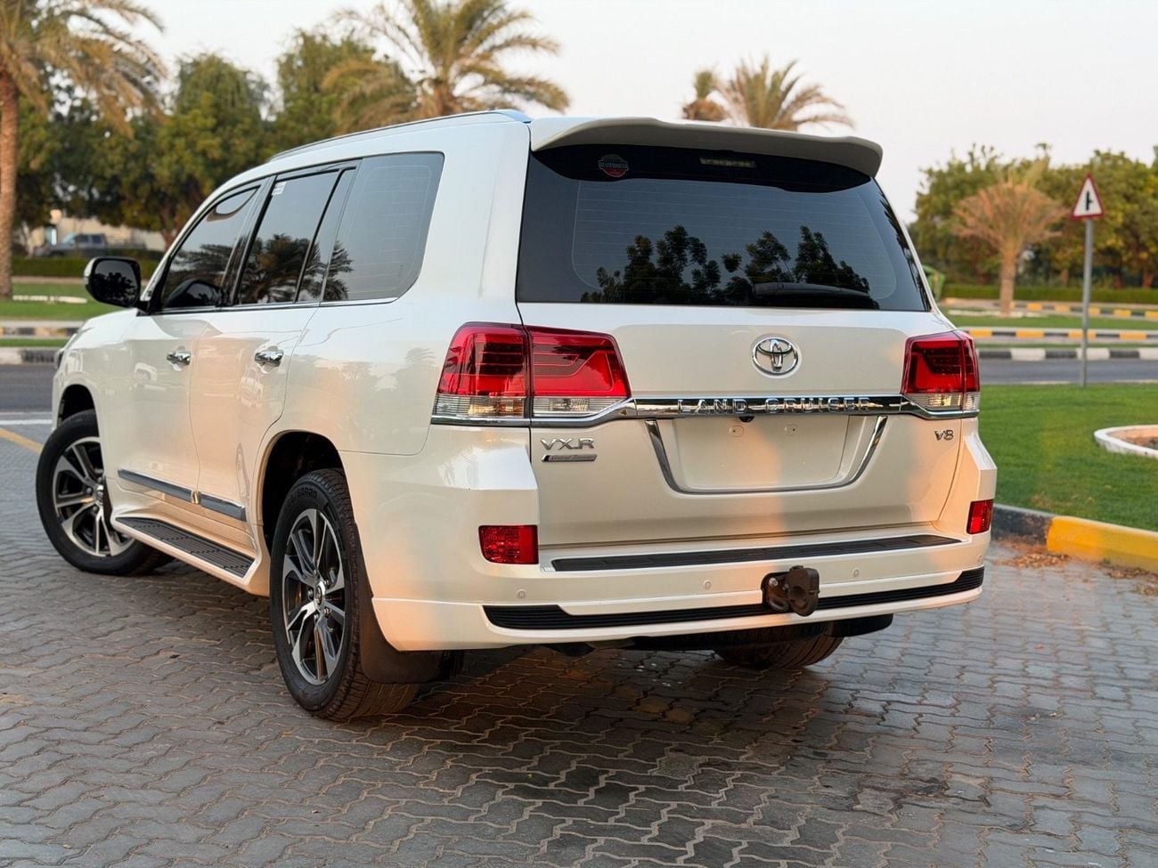 Toyota Land Cruiser GXR Grandturing V8