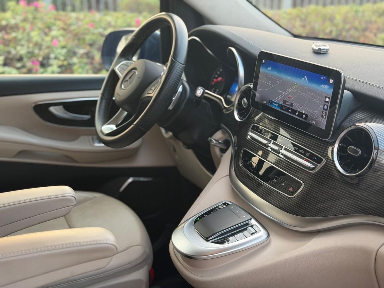 مرسيدس بنز V 250 AVANTGARDE/E MERCEDES BENZ V250 2023 GCC WITH SERVICE CONTRACT IN LOW MILEAGE FULL SERVICE HISTORY TWO KEYS