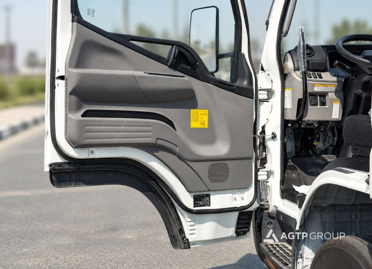 Mitsubishi Canter STANDARD 3.0L Diesel | Manual | TIPPER TRUCK | Single Cab | Hydraulic Tipper | White | GCC Specs | Basic Opti