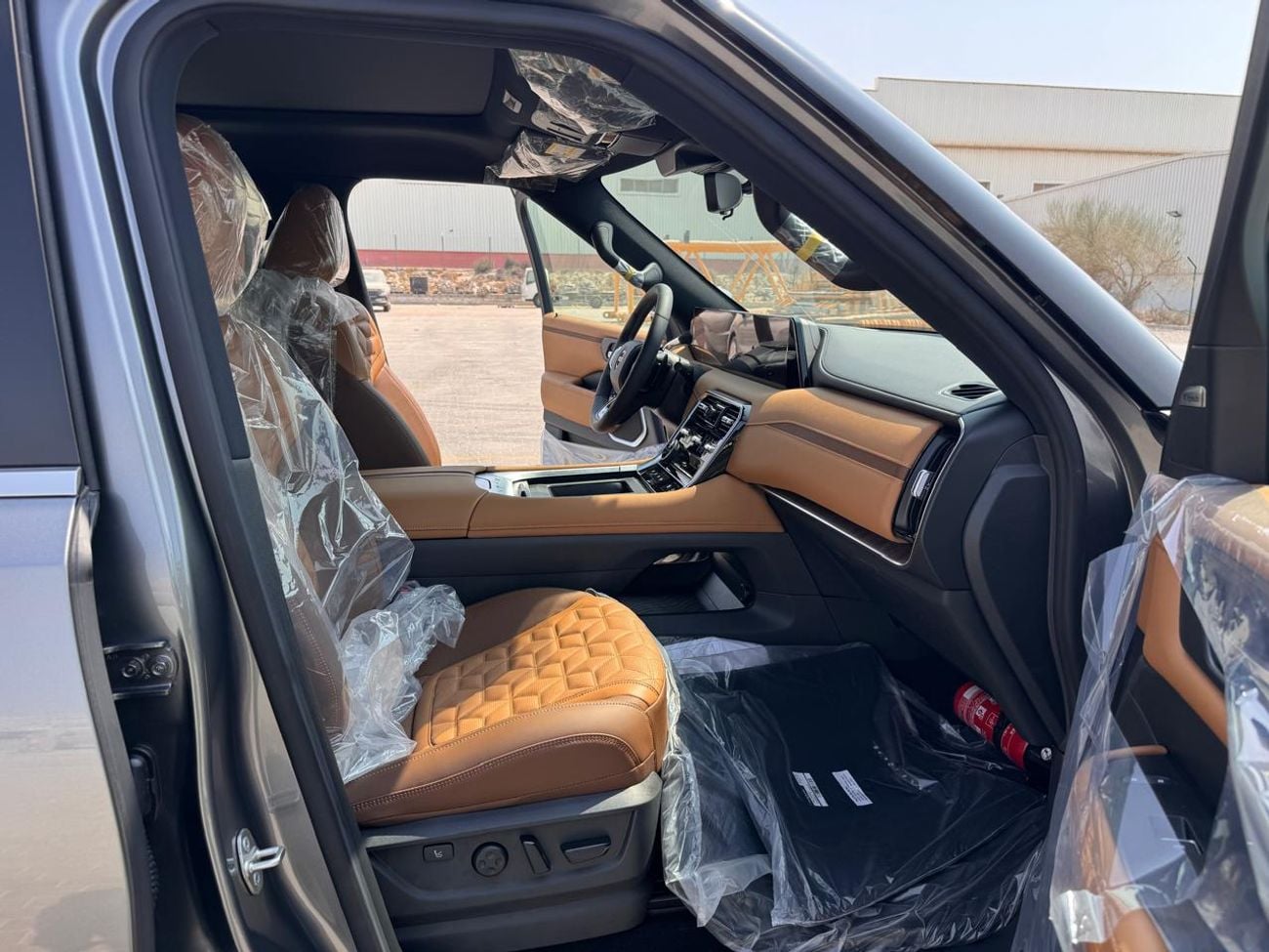نيسان باترول LE بلاتينيوم سيتي (اللون الخارجي: رمادي / اللون الداخلي: بيج)