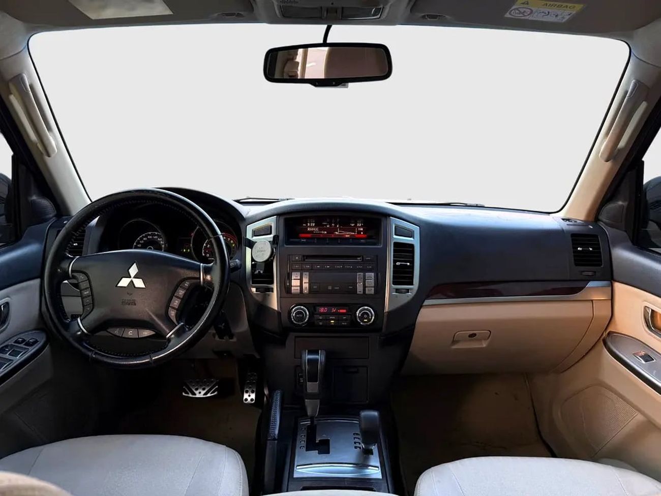 ميتسوبيشي باجيرو GLS V6 | 7-SEATER 4WD SUV | GCC