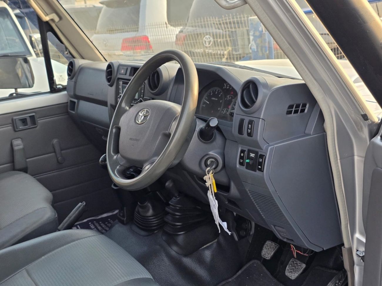 Toyota Land Cruiser Pick Up LX AC PWR OPT
