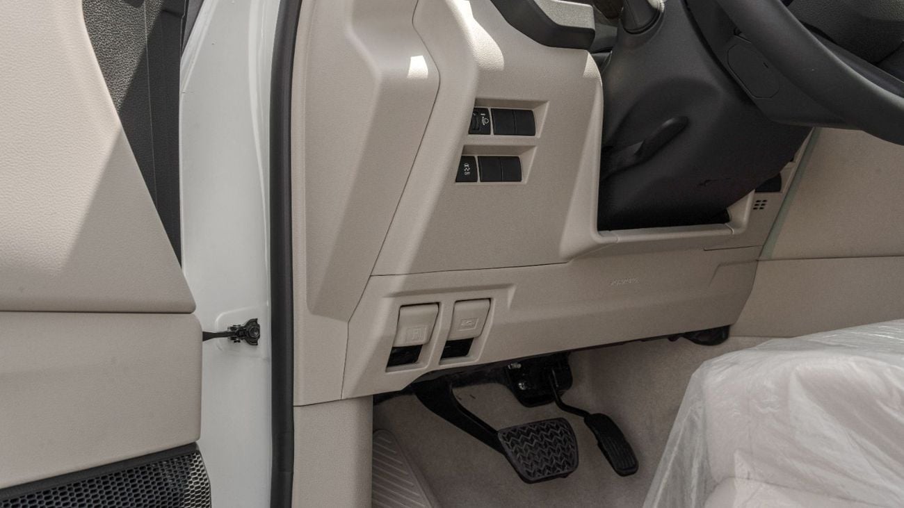 Toyota Land Cruiser GXR 2026 Toyota Land Cruiser GXR 3.3L AT Diesel (White-Beige)