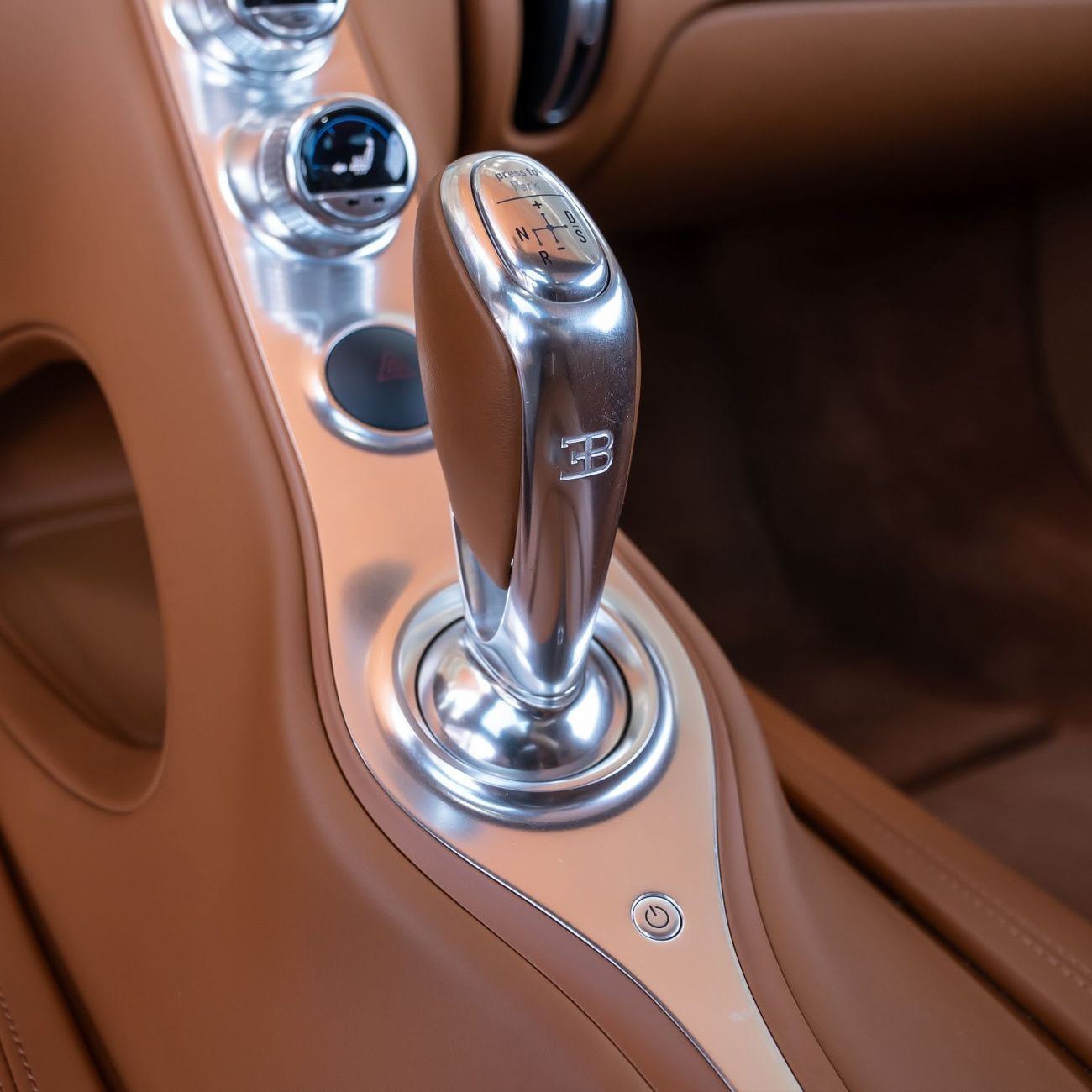بوغاتي شيرون 2021 BUGATTI CHRION (1 OF 20) DONE 6000KM (4 YEARS WARRANTY+ SERVICE)