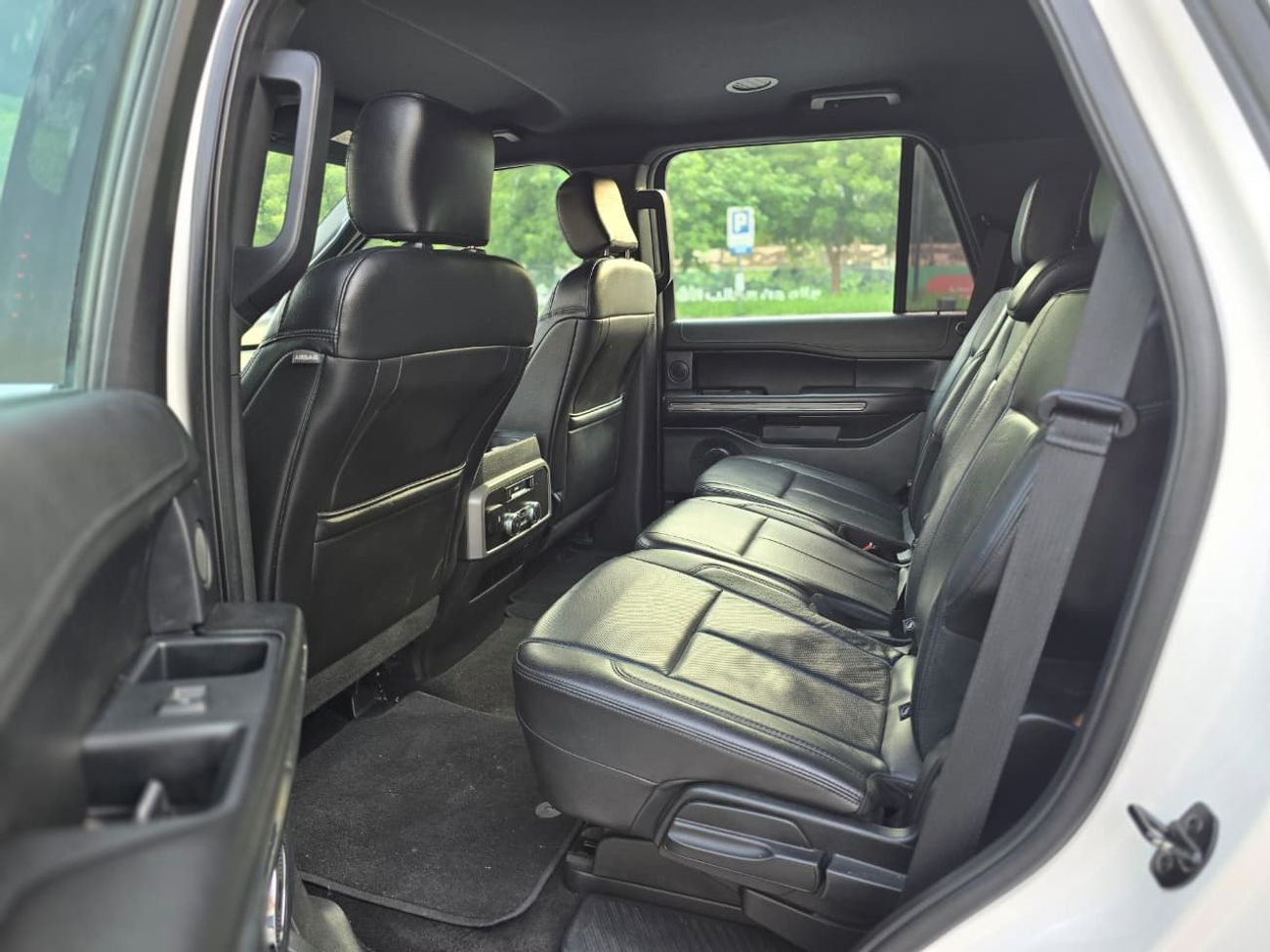 Ford Expedition XLT LTH Ford Expedition XLT 2018 GCC Specs | Full service history available | Orginal paint | Single owner