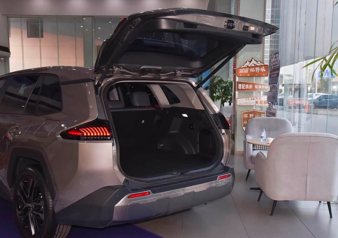 تويوتا راف ٤ LUXURY HEV FLAGSHIP TOP OPTION WITH HEAD UP DISPLAY & AUTO PARK