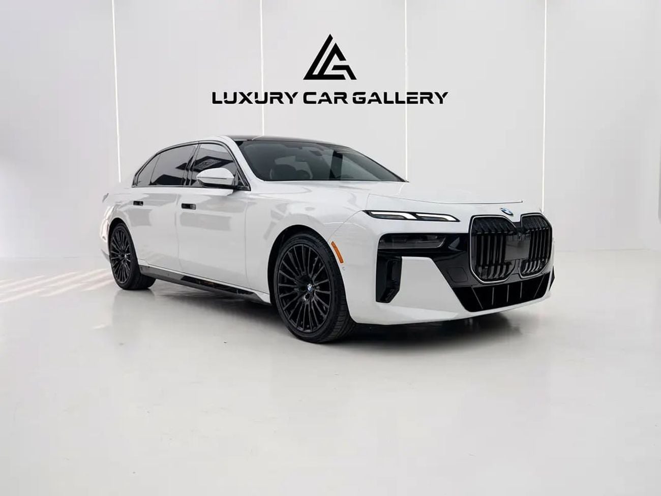 BMW 740i M SPORT BOWERS & WILKINS | PANORAMIC GLASS ROOF | BURGUNDY LEATHER