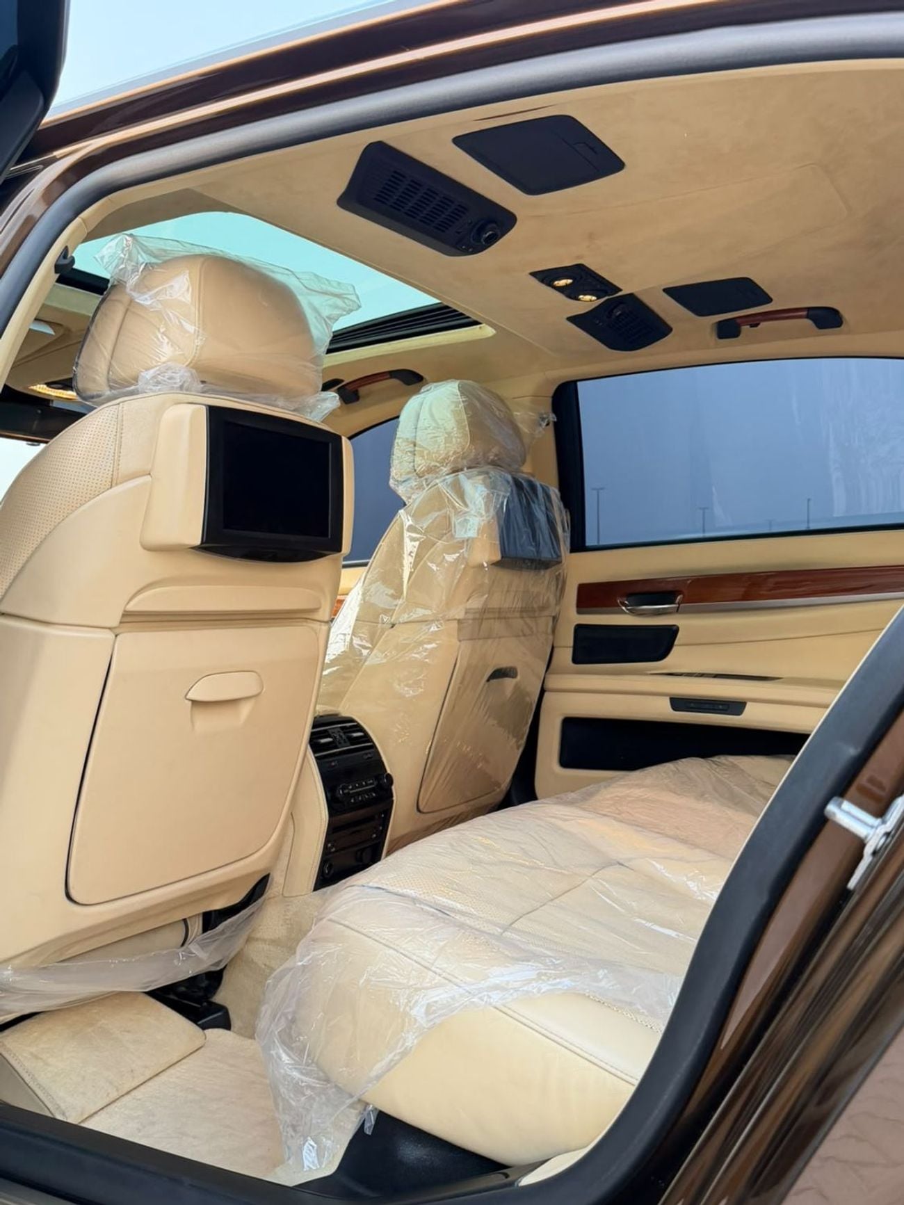 BMW 750Li EXCLUSIVE 4.4L V8 twin-turbo engine producing 407 hp, 8-speed