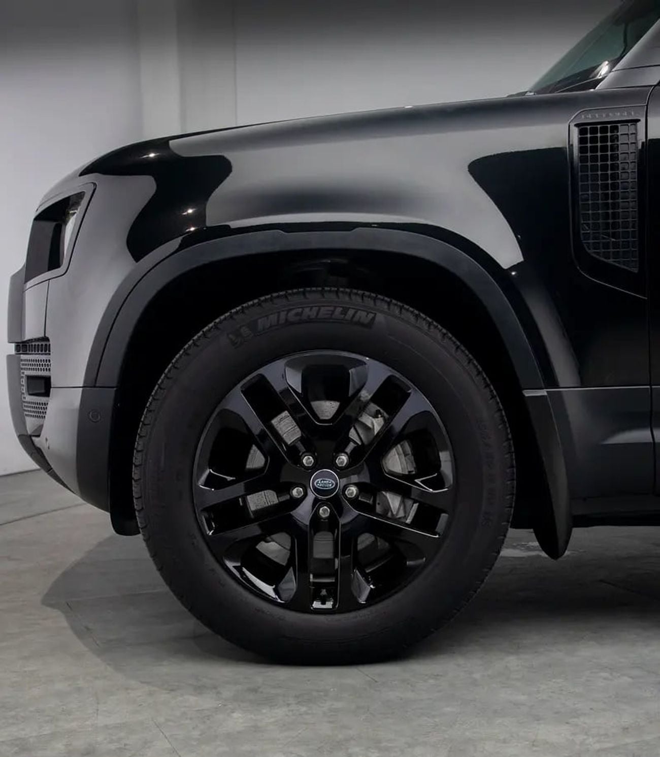 لاند روفر ديفندر Warranty until • FDSH • GCC Spec