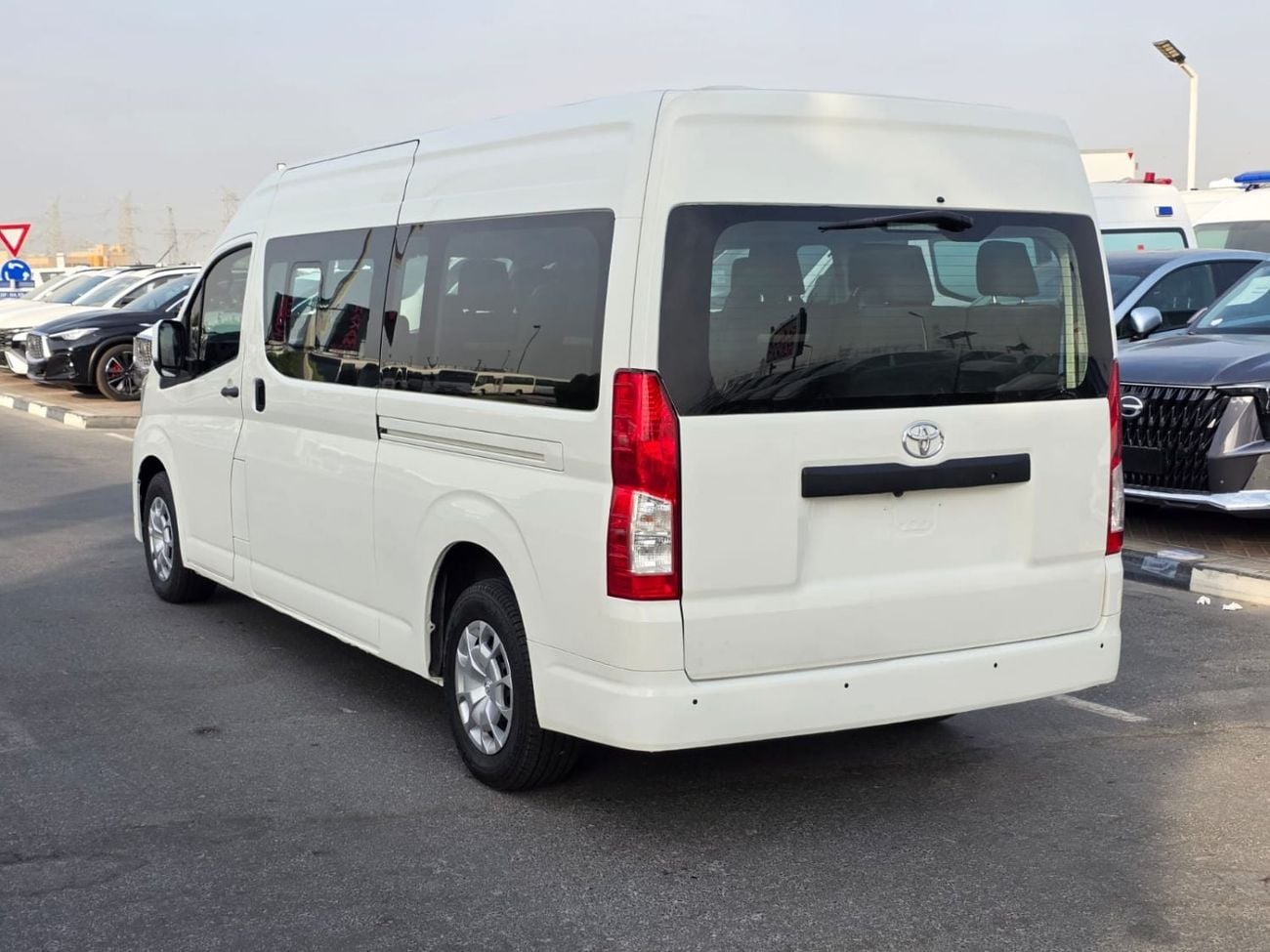 Toyota Hiace TOYOTA HIACE COMMUTER 12 SEATER DIESEL 2.8L RIGHT HAND DIVE
