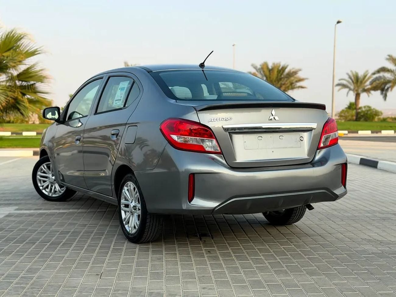 Mitsubishi Attrage GLX MID