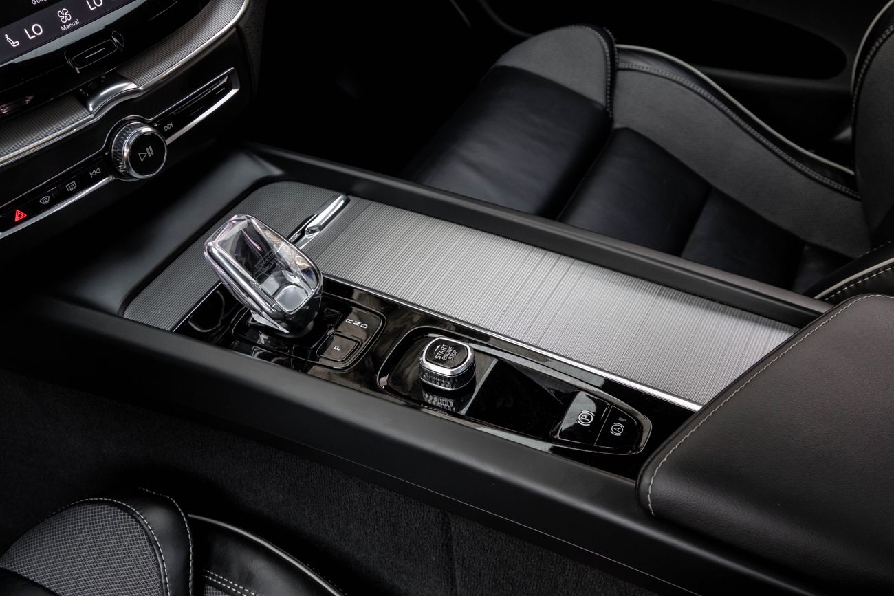 فولفو XC 60 B5 ULTIMATE DARK XC60 B5 Ultimate Dark | 2,350 P.M | 0% Downpayment | 2028 WARRANTY