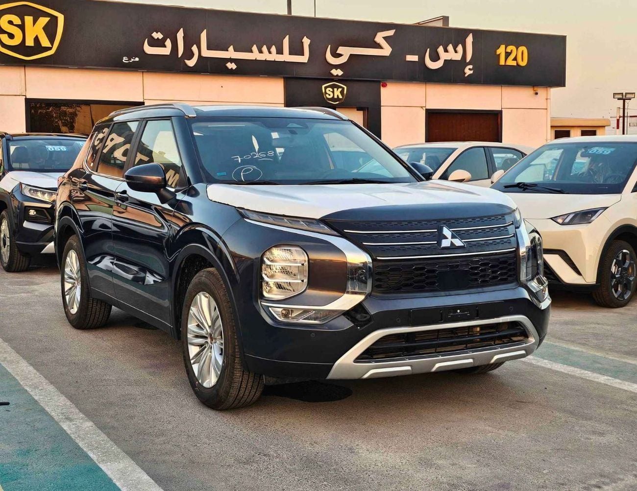 ميتسوبيشي آوتلاندر 2.5L PETROL / LIMOUSINE LEATHER / FR&RR PARKING SENSOR / DVD+CAMERA (CODE # F03)