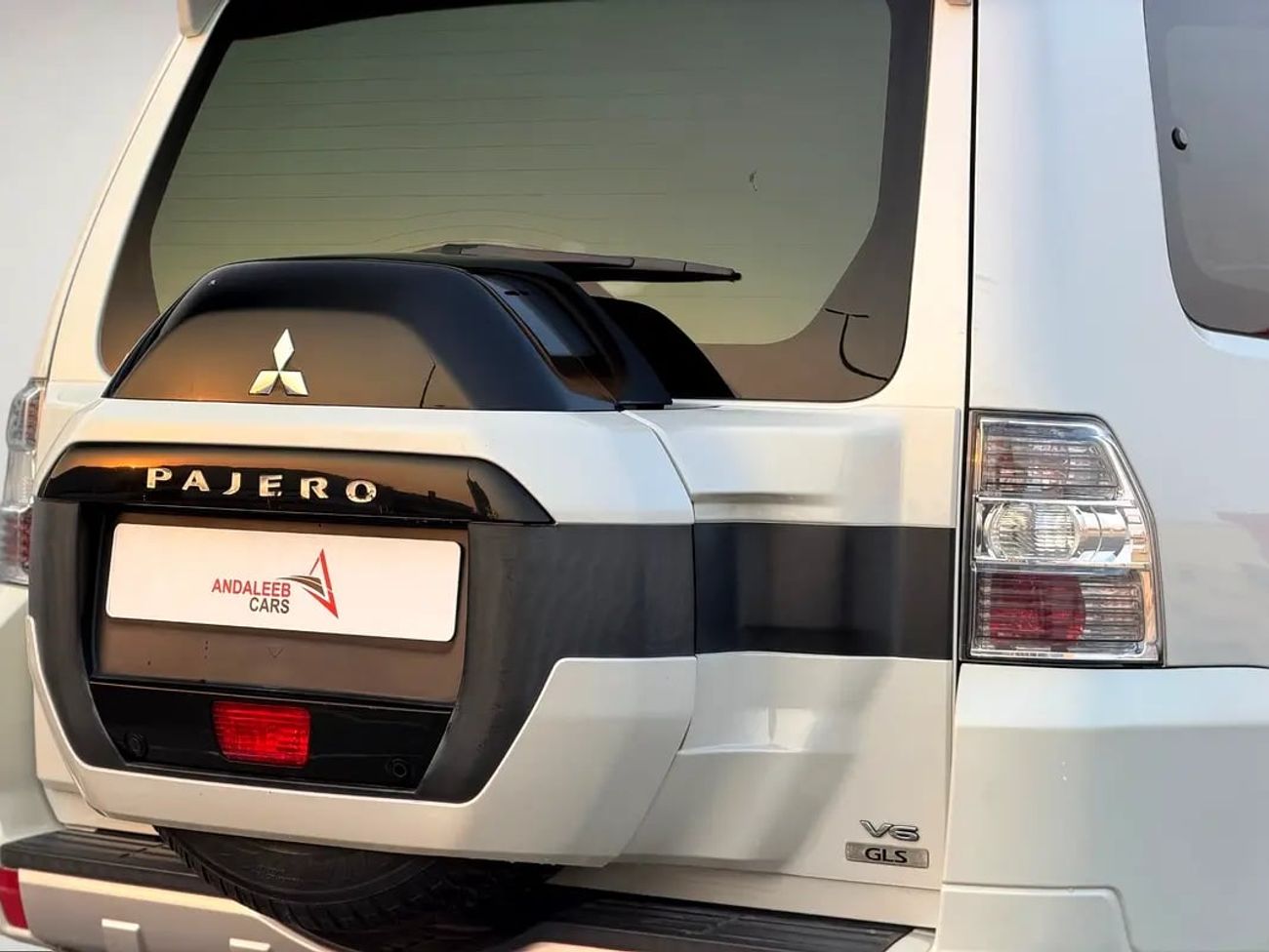 ميتسوبيشي باجيرو GLS V6 | 7-SEATER 4WD SUV | GCC