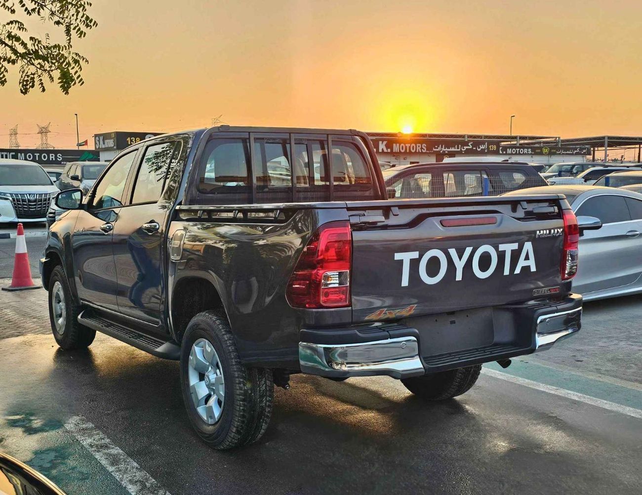 تويوتا هيلوكس STD WIDE BODY / 2.4L DIESEL M/T 4WD/ LARGE DVD, 3 ABG, FR+RR CHROME BUMPERS, COOL BOX / CODE # HDMH