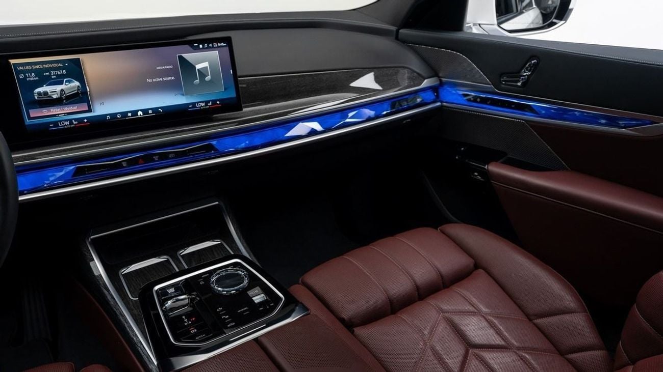 BMW 735i STANDARD - 2023 - GCC Specs - Under Service Contract
