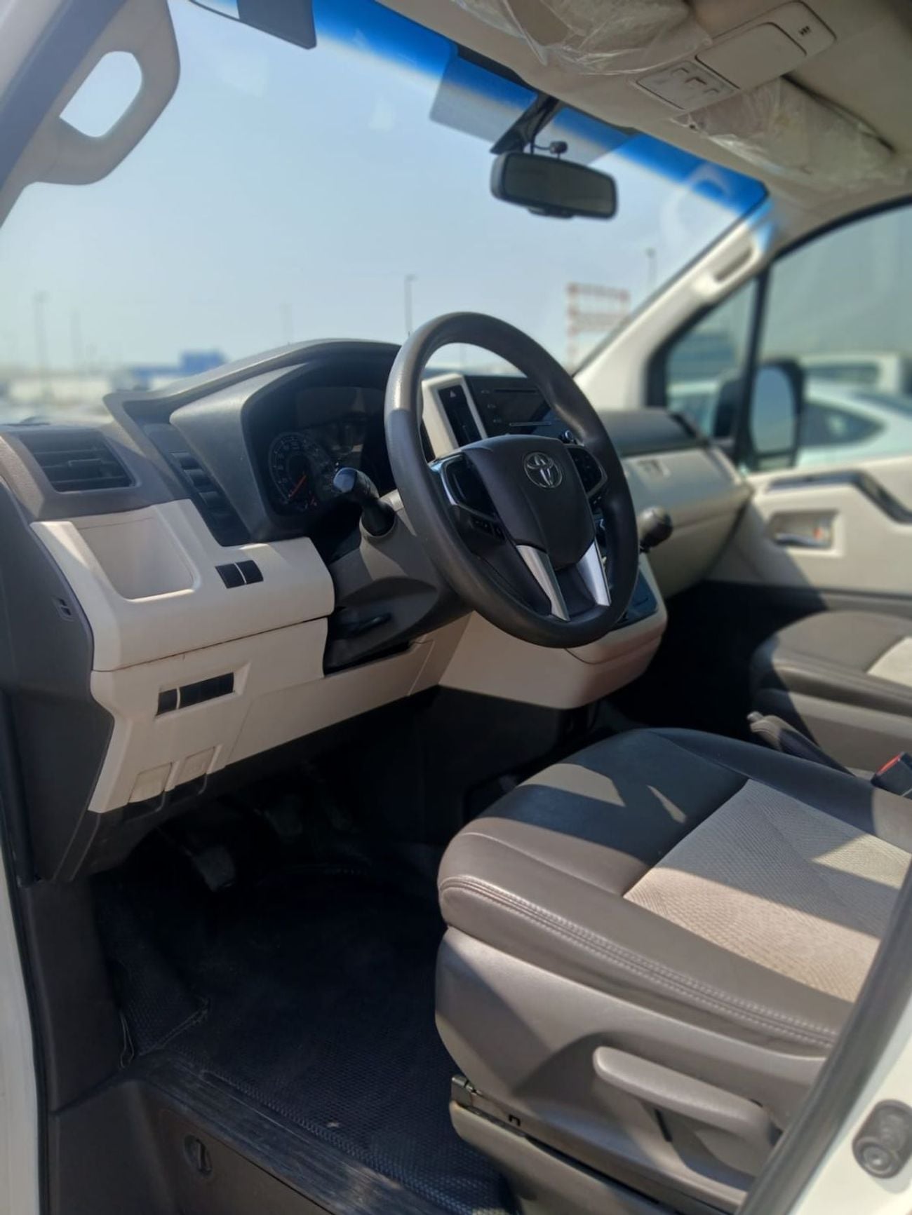 Toyota Hiace GL 2.8L Diesel Manual 9+ Seats 4 Doors