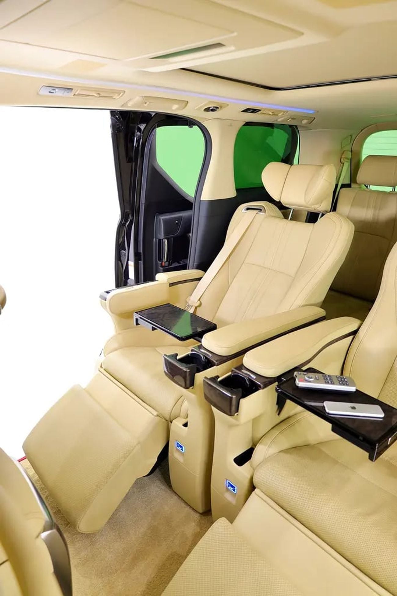 تويوتا ألفارد Executive VIP Lounge V6 - 296 HP - FULLY LOADED - LIKE CONDITION