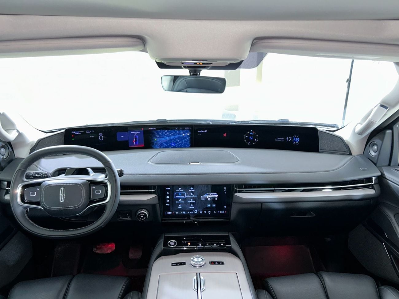 Lincoln Navigator RESERVE N1525 / AL TAYER MOTORS AL QOUZ SHOWROOM