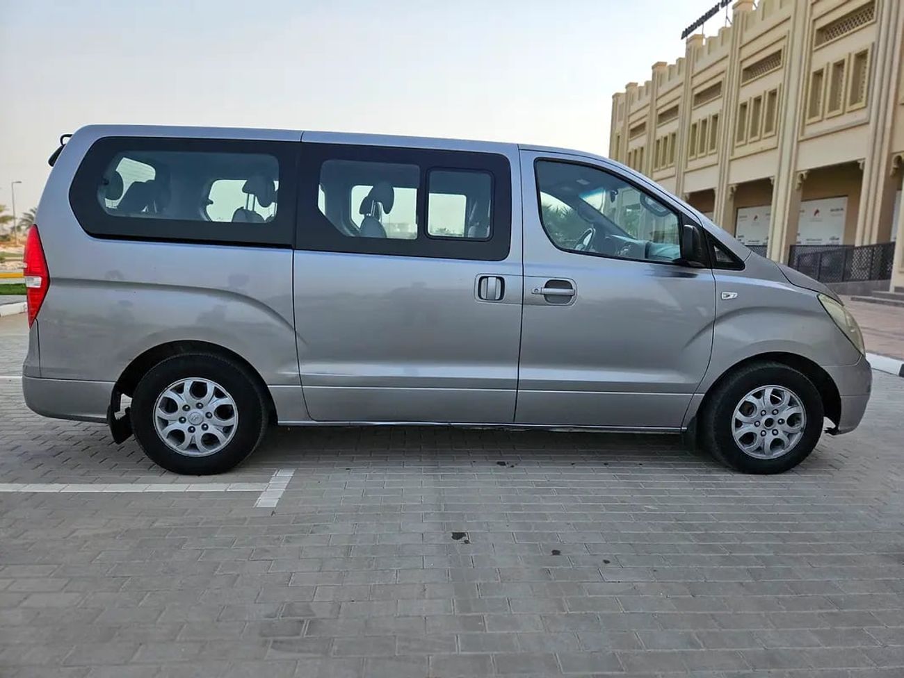 هيونداي جراند ستاريكس STANDARD DIESEL Full Automatic 12 Leather Seats Complete Condition With Low KM