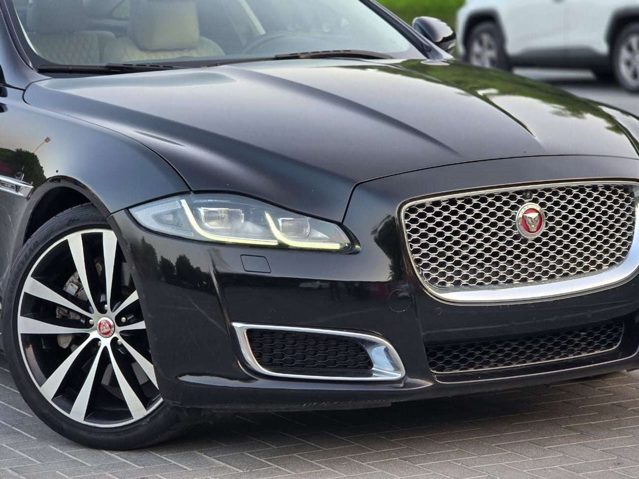 Jaguar XJ 50 - LWB Jaguar XJ 50 / 2019 V6 3.0L GCC Specs | Orginal paint | Accidrnt free | 2Keys | Perfect condition