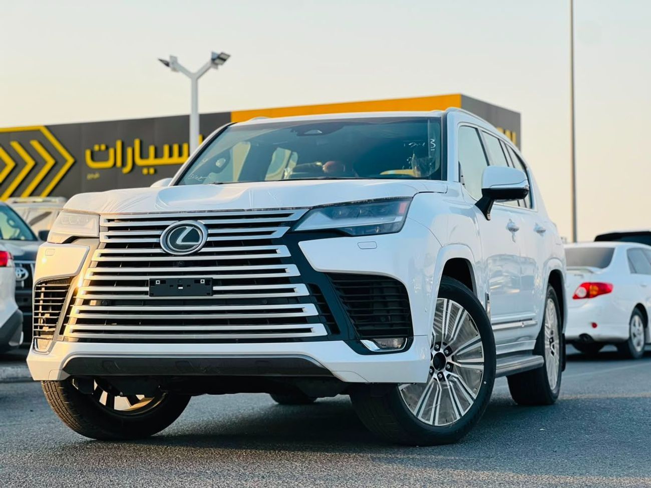 Lexus LX700h SIGNATURE WHITE INSIDE RED