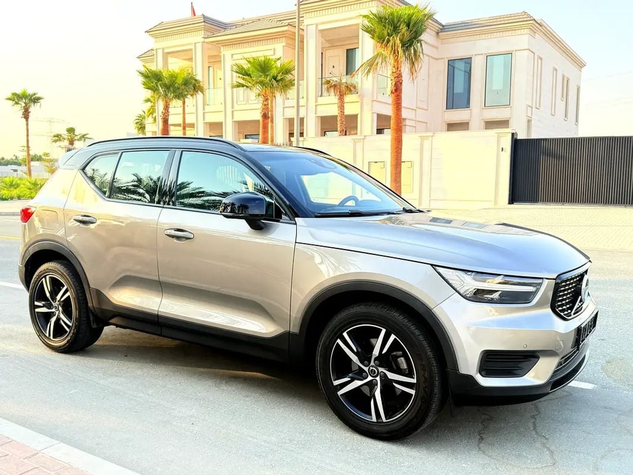 فولفو XC 40 R DESIGN موديل 2022، مواصفات خليجية | عقد صيانة مجاني! تمويل بنكي بدون دفعة أولى (0%)!