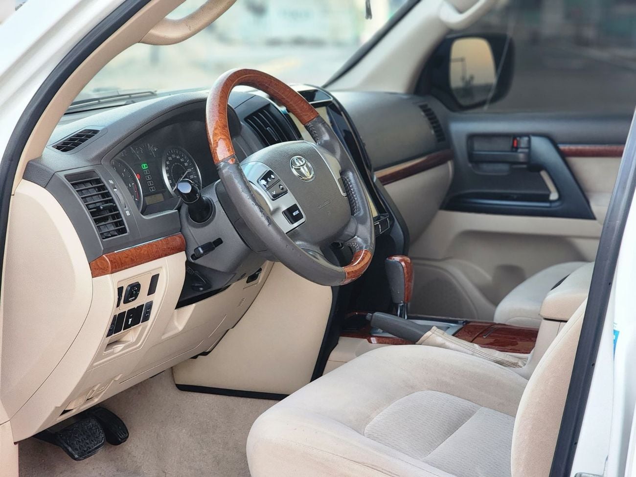 Toyota Land Cruiser GXR V8