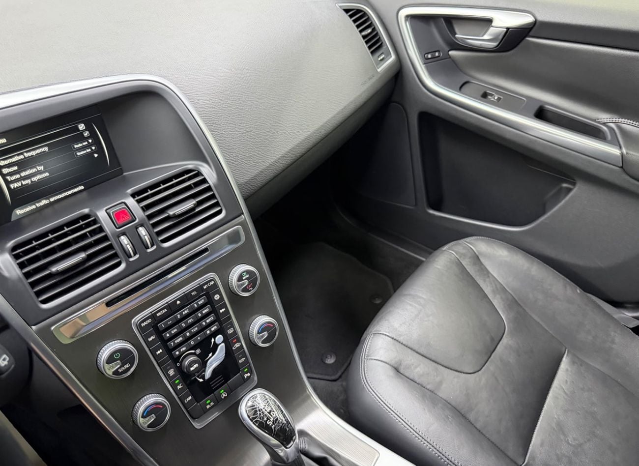 فولفو XC 60 MOMENTUM